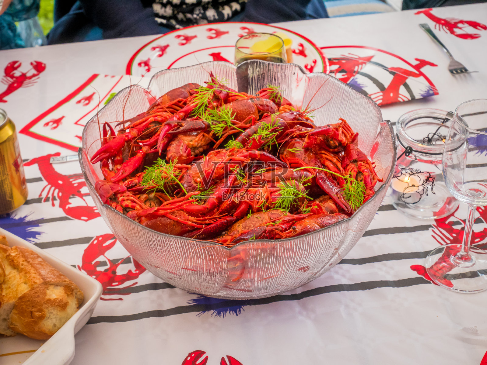 桌上的瑞典小龙虾聚会碗。照片摄影图片