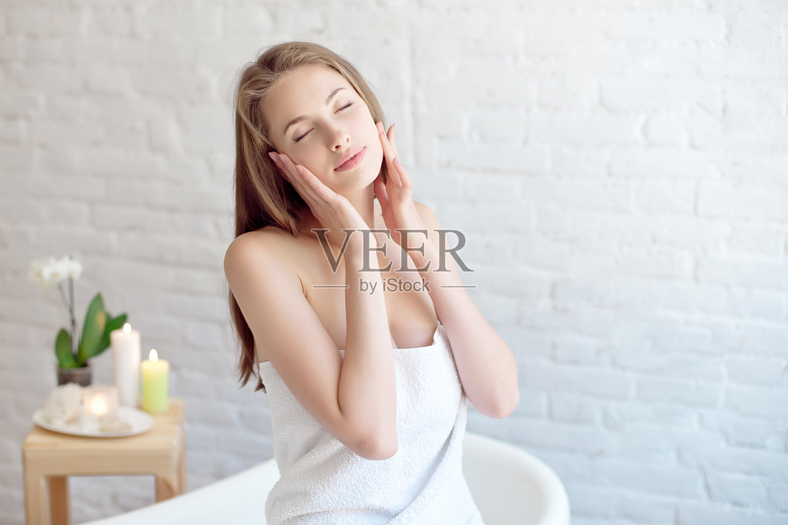 白种人微笑的女人温泉覆盖白色毛巾照片摄影图片