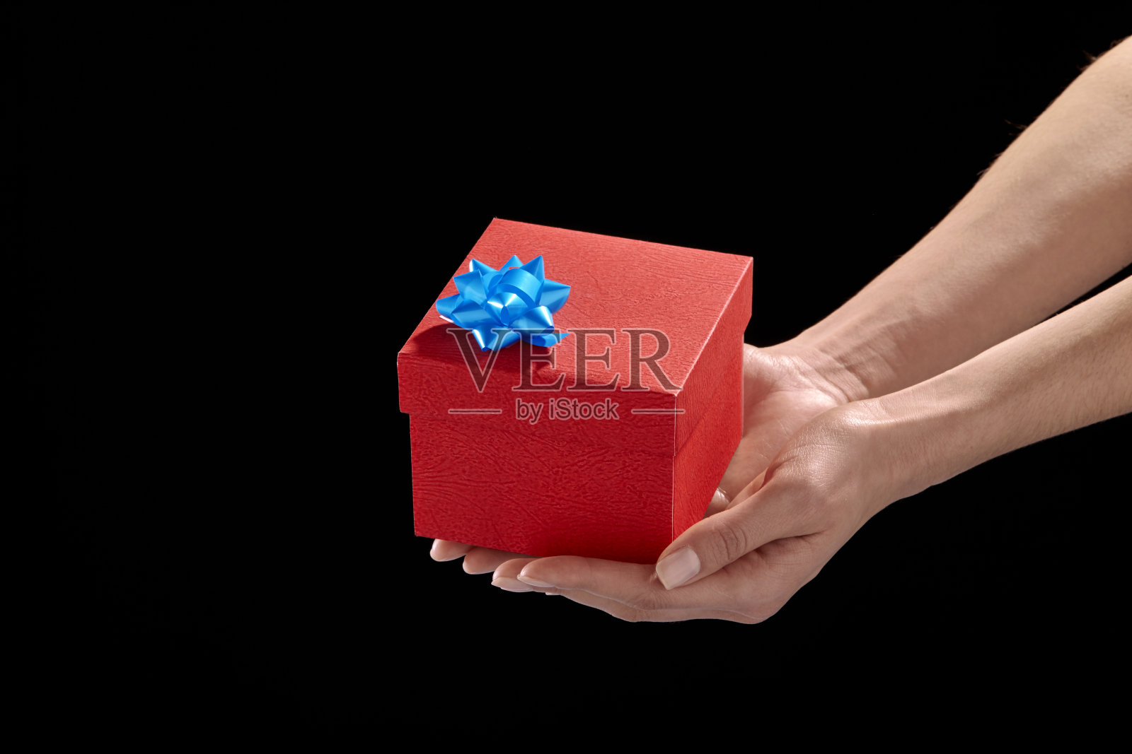 手拿立方体，红色礼品盒照片摄影图片