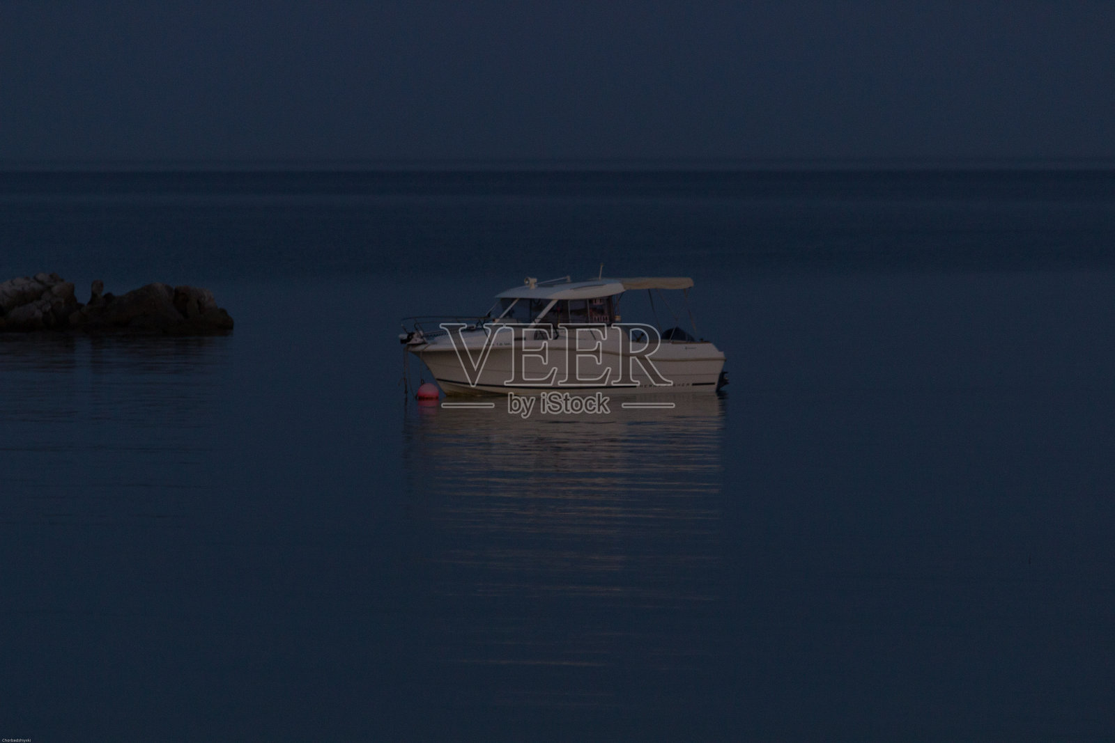 希腊爱琴海哈尔基迪基半岛卡拉米西湾的摩托艇照片摄影图片