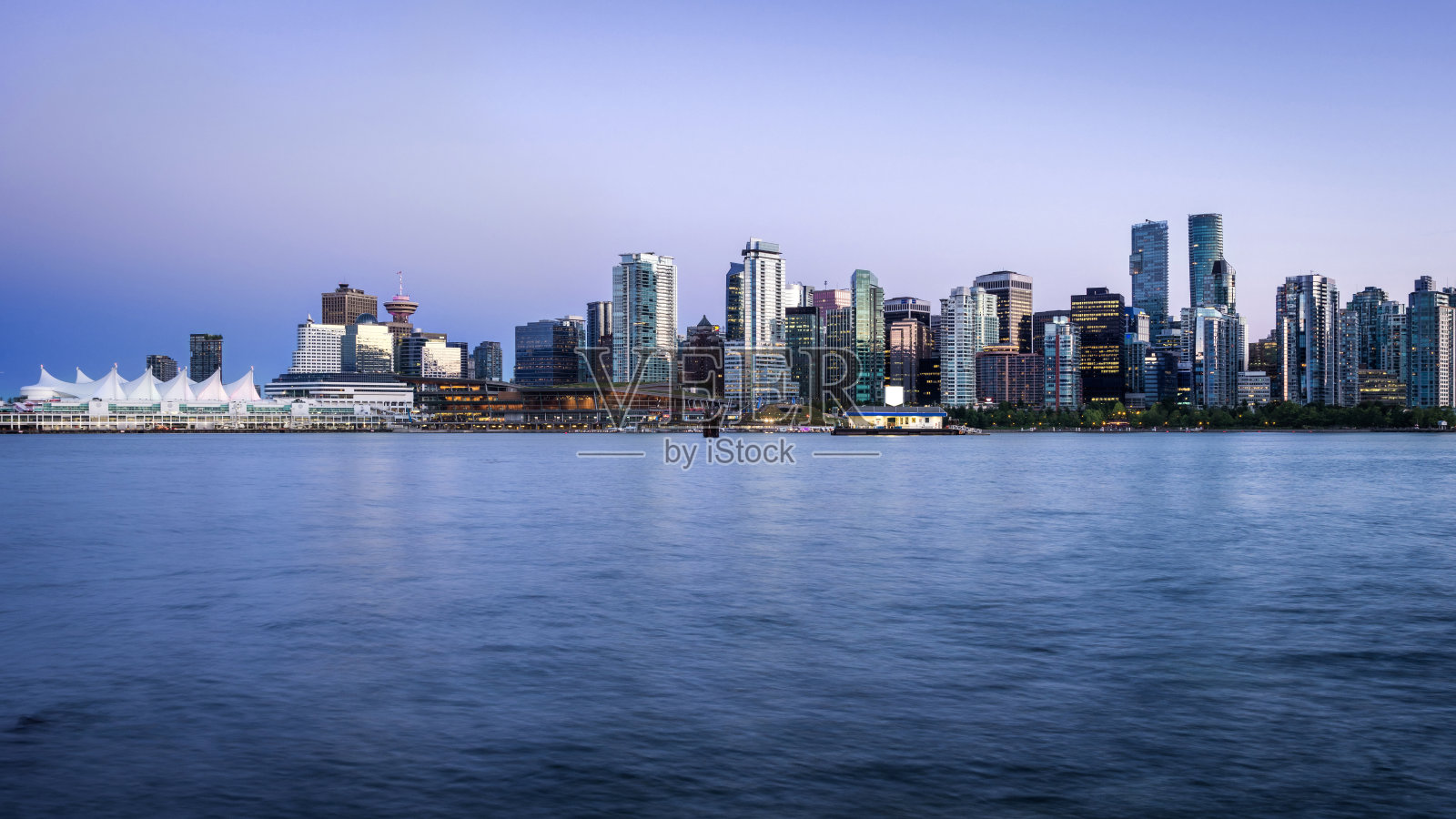 温哥华黄昏天际线，加拿大不列颠哥伦比亚省照片摄影图片
