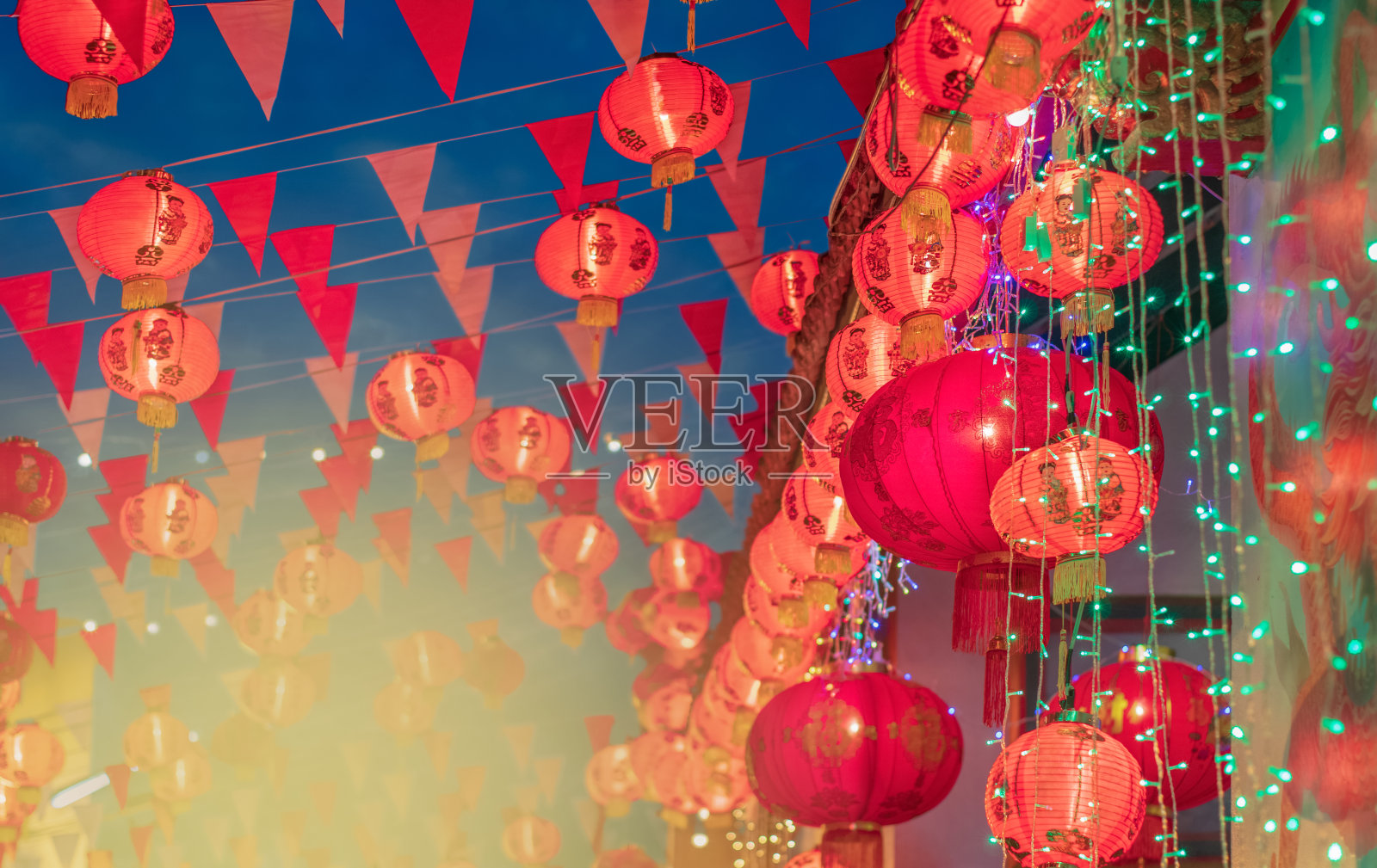 唐人街的中国新年灯笼。文字意味着幸福和健康照片摄影图片
