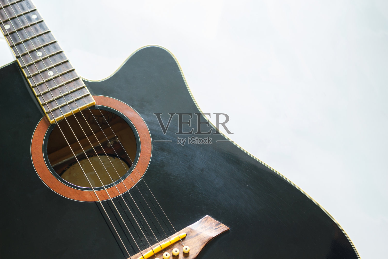 黑色吉他经典的白色背景。照片摄影图片