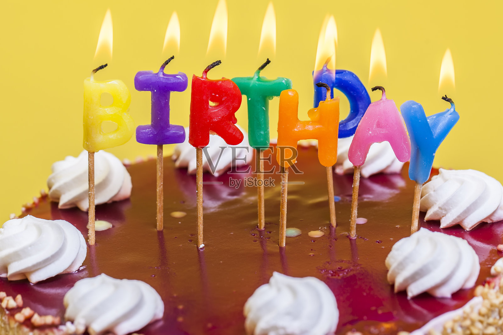 有蜡烛的生日蛋糕照片摄影图片