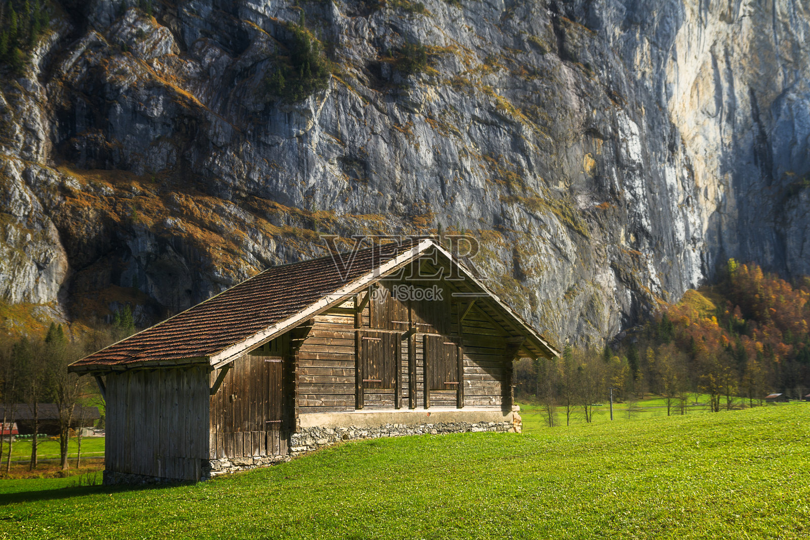 瑞士阿尔卑斯山的小木屋照片摄影图片