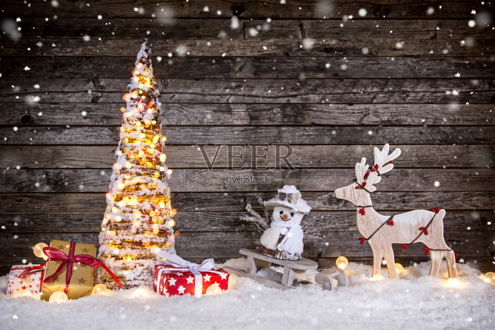 木制背景上的圣诞装饰照片摄影图片