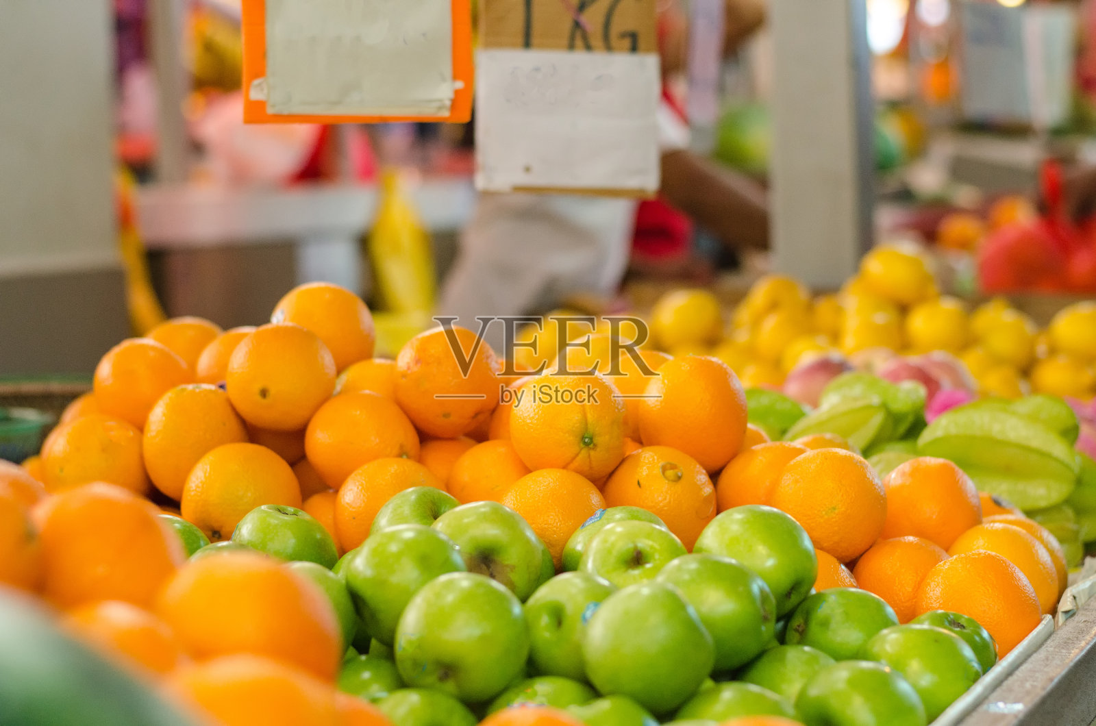 美丽的颜色组合，柠檬和青苹果的背景显示在市场摊位。选择聚焦镜头照片摄影图片