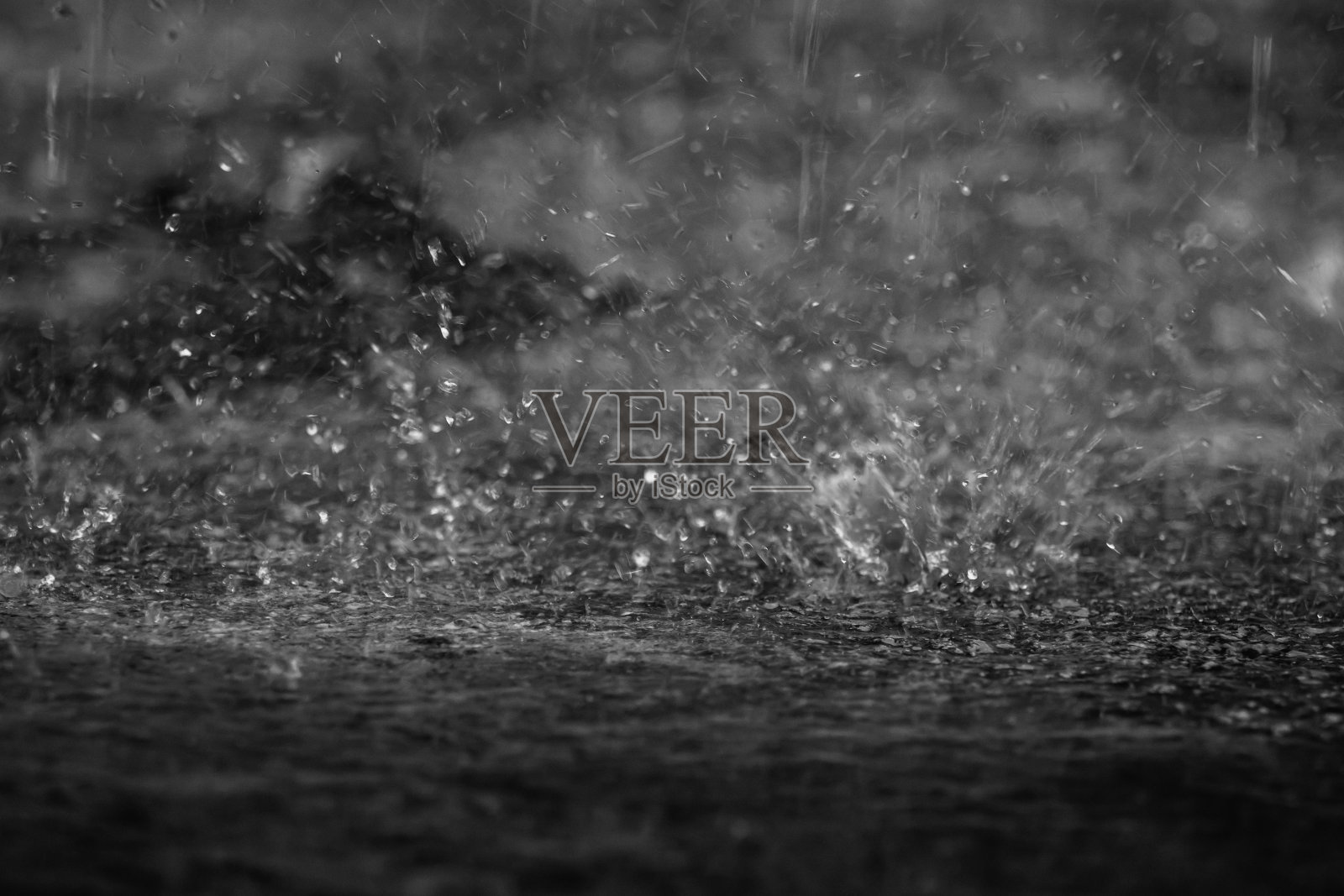 黑色白色抽象背景雨滴在地面上照片摄影图片