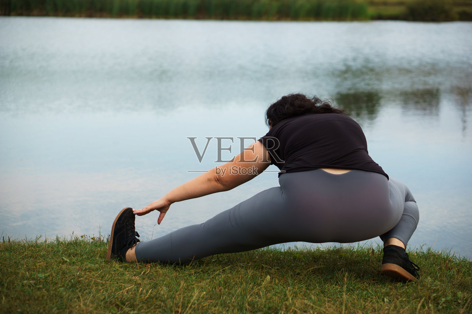 超重妇女做伸展腿运动照片摄影图片