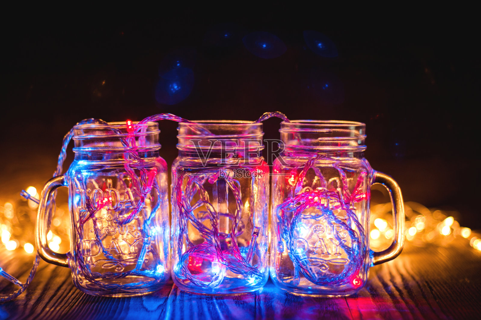 彩灯在玻璃透明的罐子里圣诞灯在房间里照片摄影图片