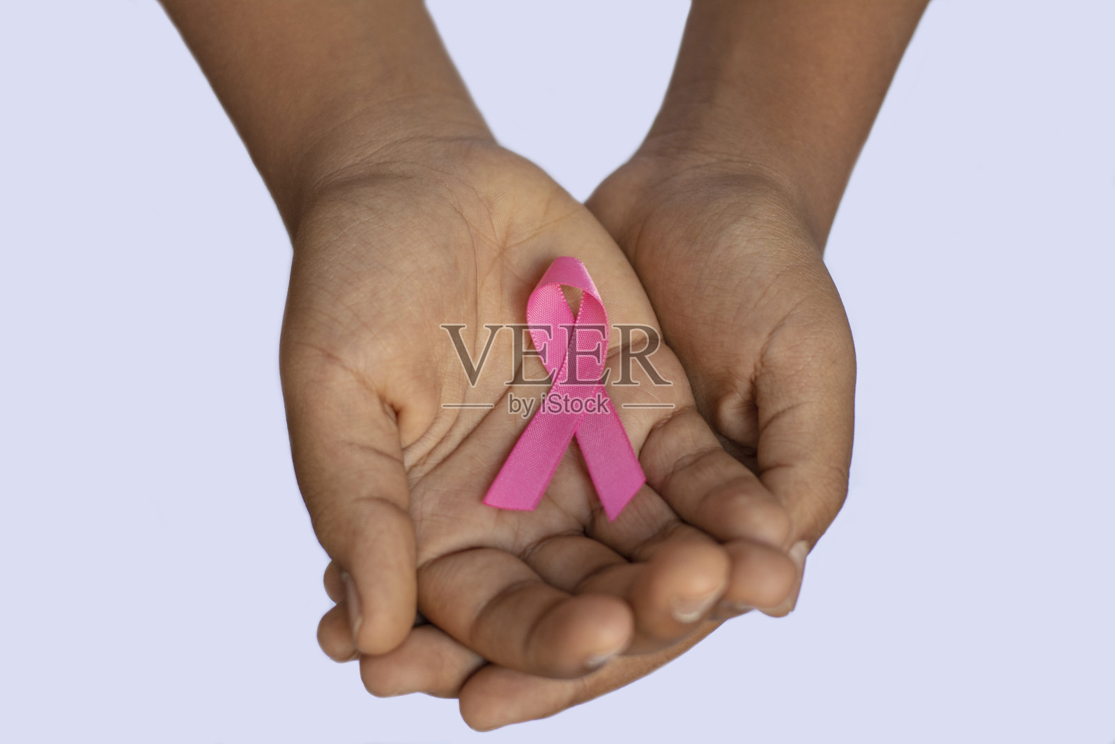 非洲妇女手握粉色乳腺癌意识丝带照片摄影图片