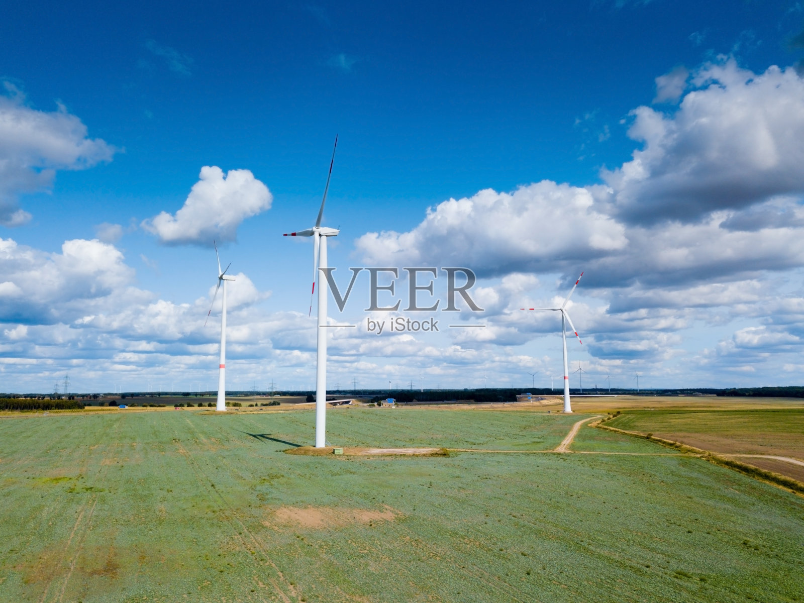 风力涡轮机生产清洁可再生电力的航拍照片照片摄影图片