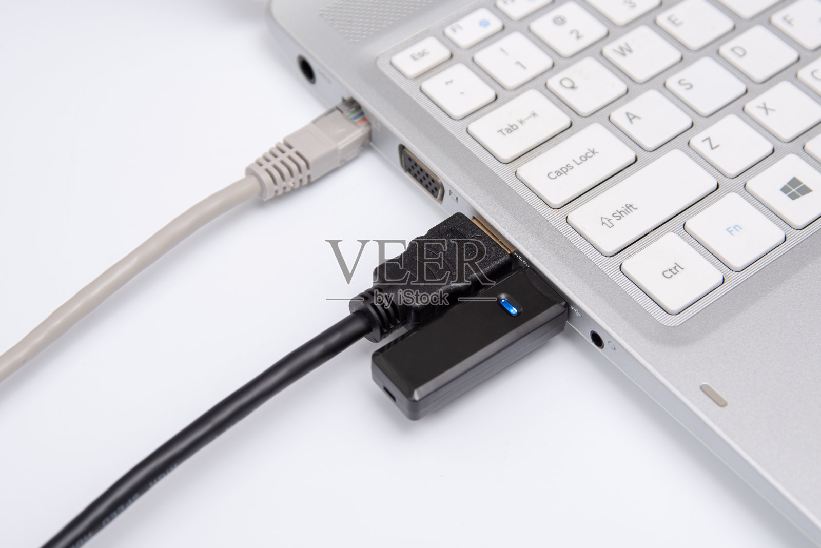 连接笔记本电脑的局域网线，HDMI线，USB存储器。照片摄影图片