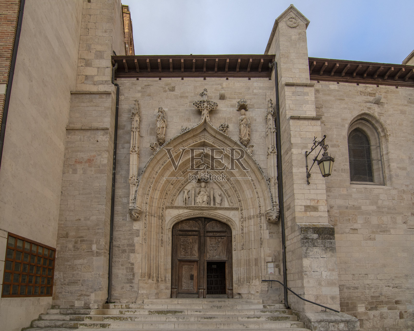 位于布尔戈斯历史中心的圣尼古拉德巴里教堂的入口照片摄影图片