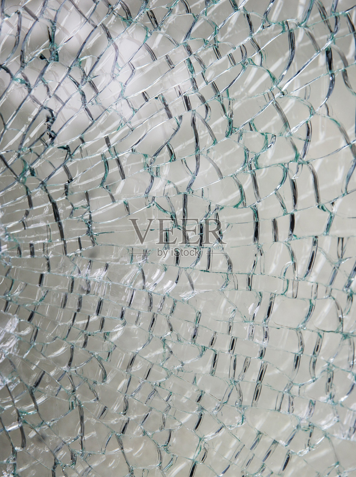 玻璃被击中碎裂的图片，碎屏素材图片
