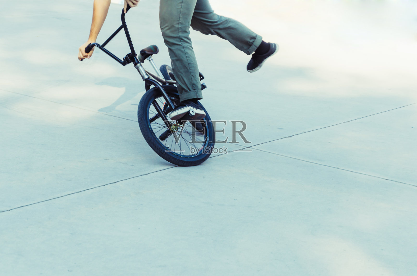 自行车骑手表演一个戏法照片摄影图片