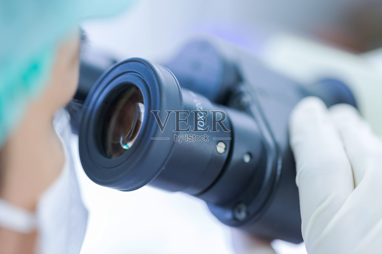 在实验室使用显微镜的科学家，概念科学与技术照片摄影图片