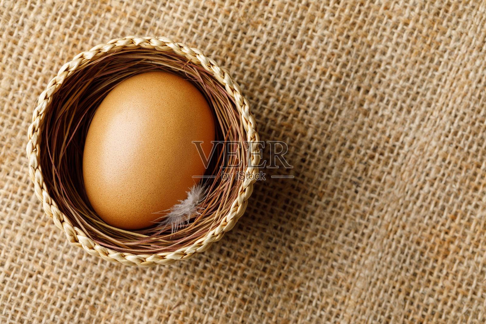 鸡或鸡蛋放在麻布柳条篮子里照片摄影图片
