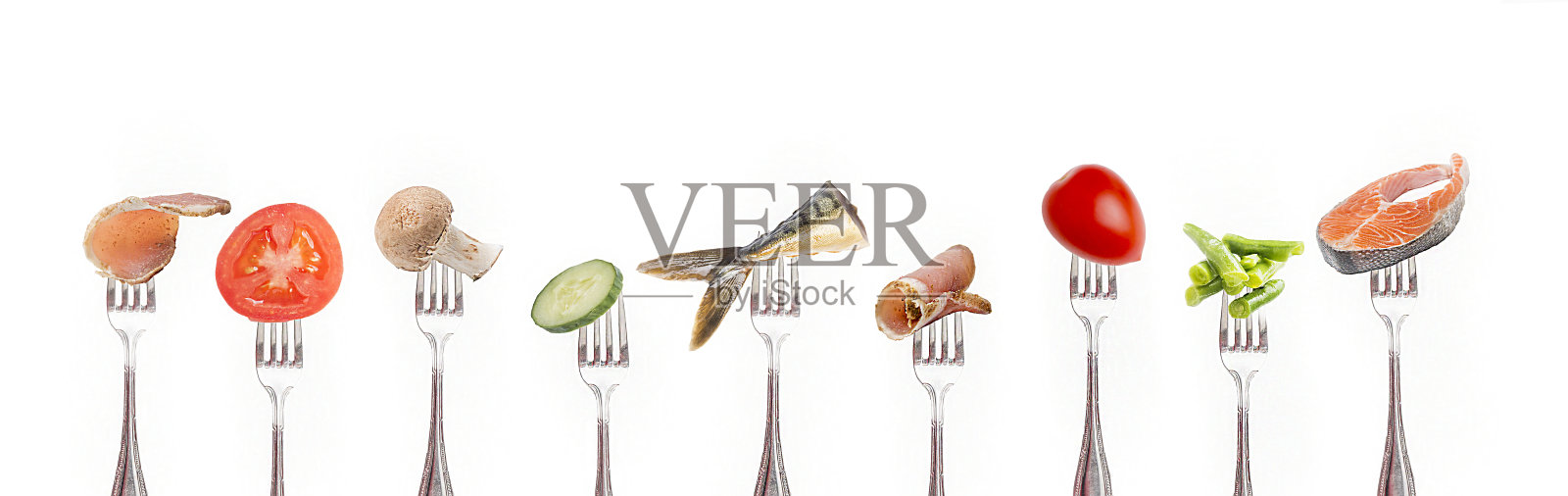 叉子上的食物在白色背景上。照片摄影图片