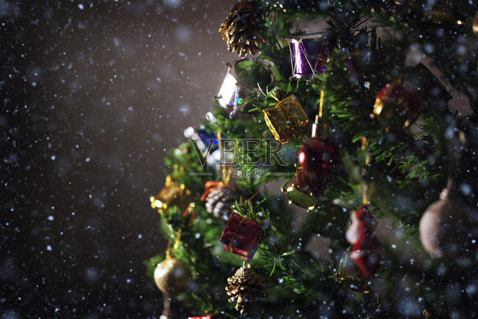 圣诞树散焦背景与雪照片摄影图片