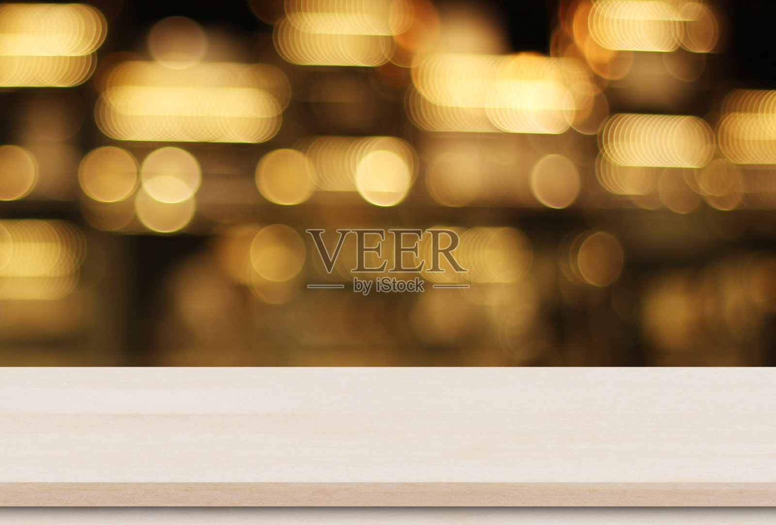 空棕色木质桌面，金色模糊散景光背景，用于展示或蒙太奇您的产品照片摄影图片