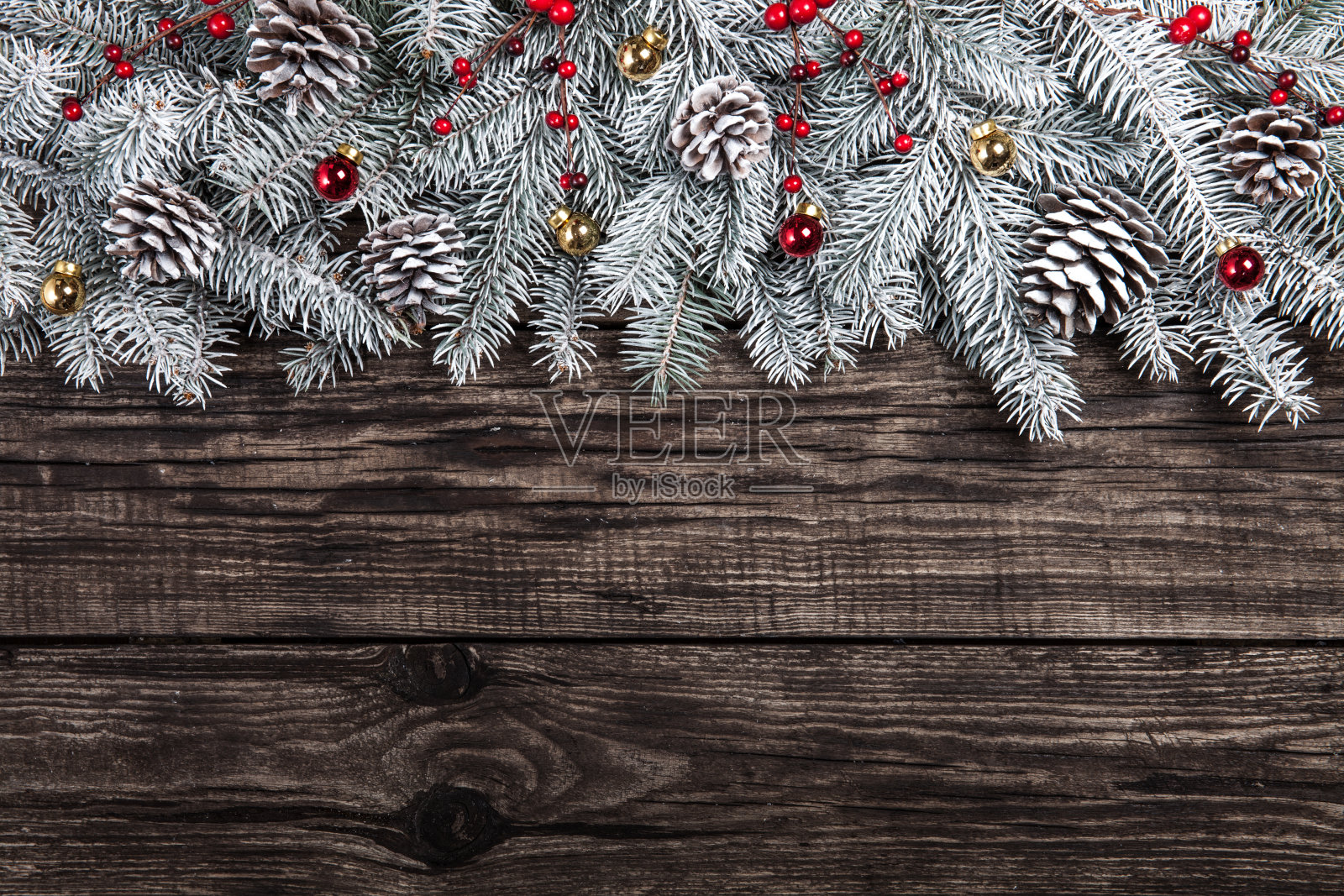 装饰在深色木质背景上的圣诞冷杉树照片摄影图片