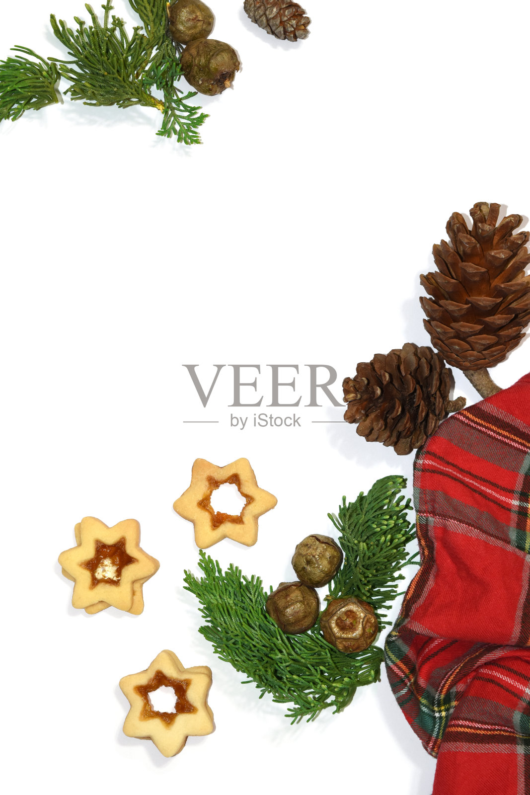 红色格子呢，圣诞饼干，松果和冷杉枝顶视图。圣诞节的组成元素在白色的桌子背景，平面视图极简的形象。照片摄影图片