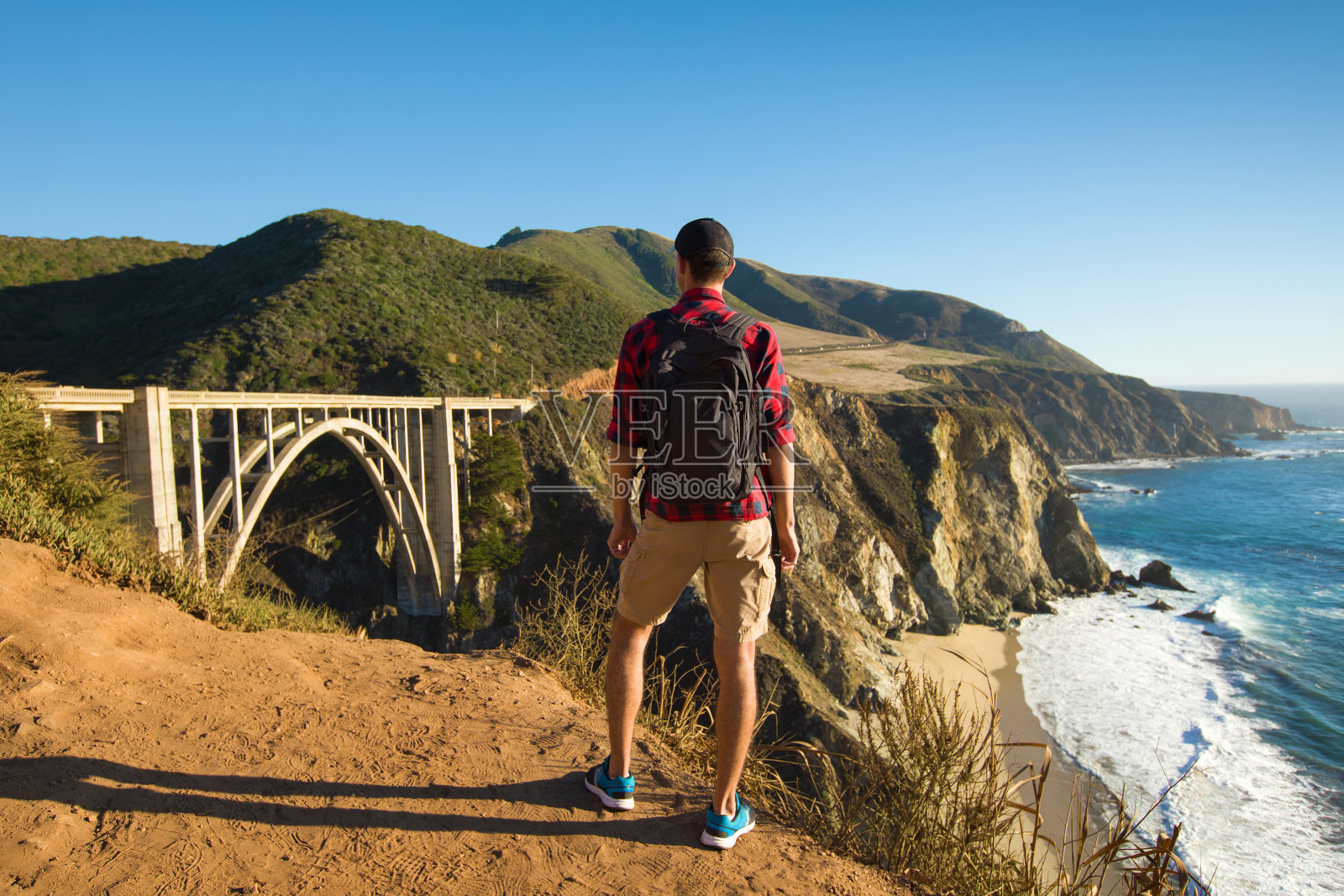 在大苏尔旅行，徒步旅行者背包欣赏比克斯比桥，美国，加利福尼亚州照片摄影图片