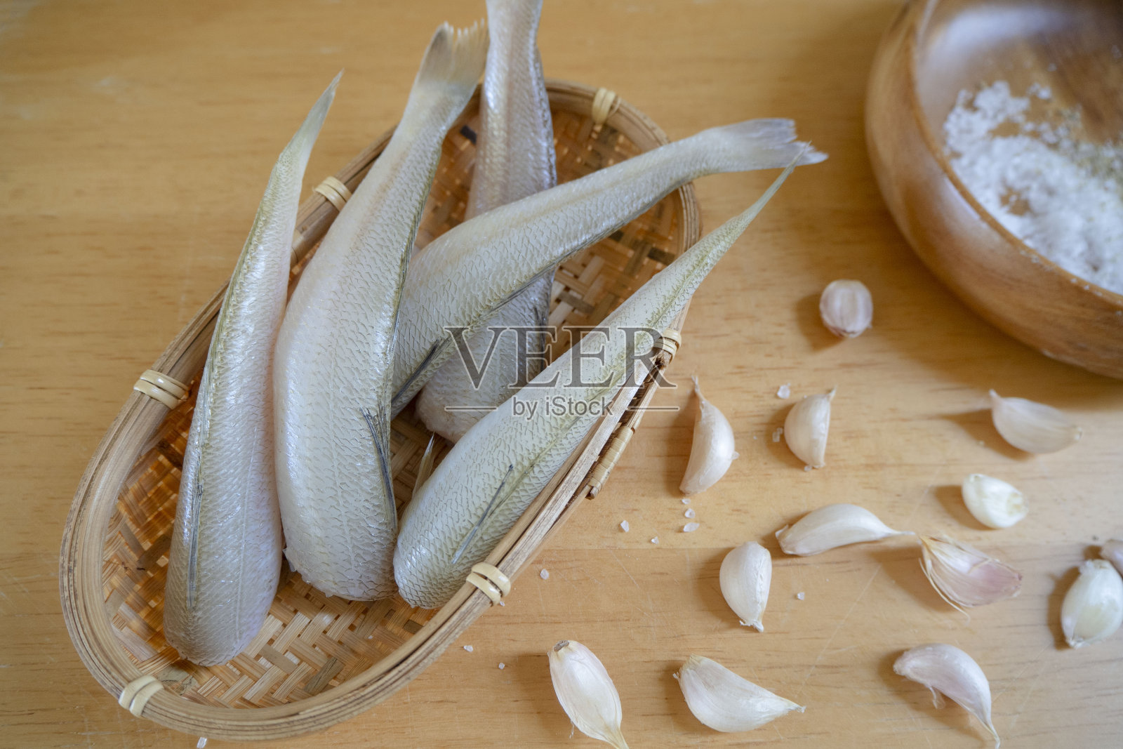 生鱼在一个篮子与大蒜和香草，配料食品，生食品准备，鱼，生食品水平背景照片摄影图片