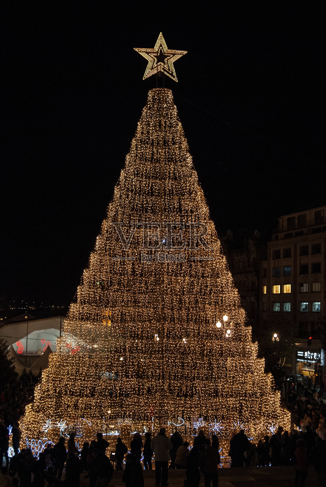葡萄牙波尔图镇广场上的圣诞树照片摄影图片