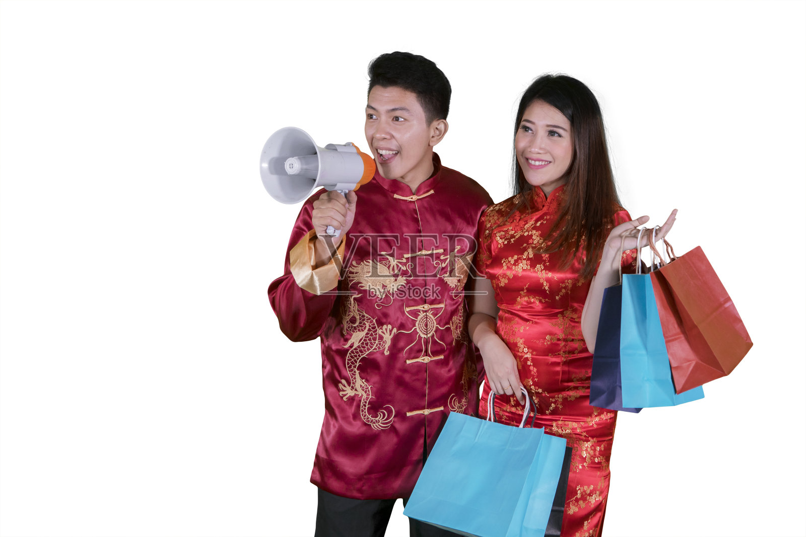 中国夫妇拿着购物袋和扩音器照片摄影图片