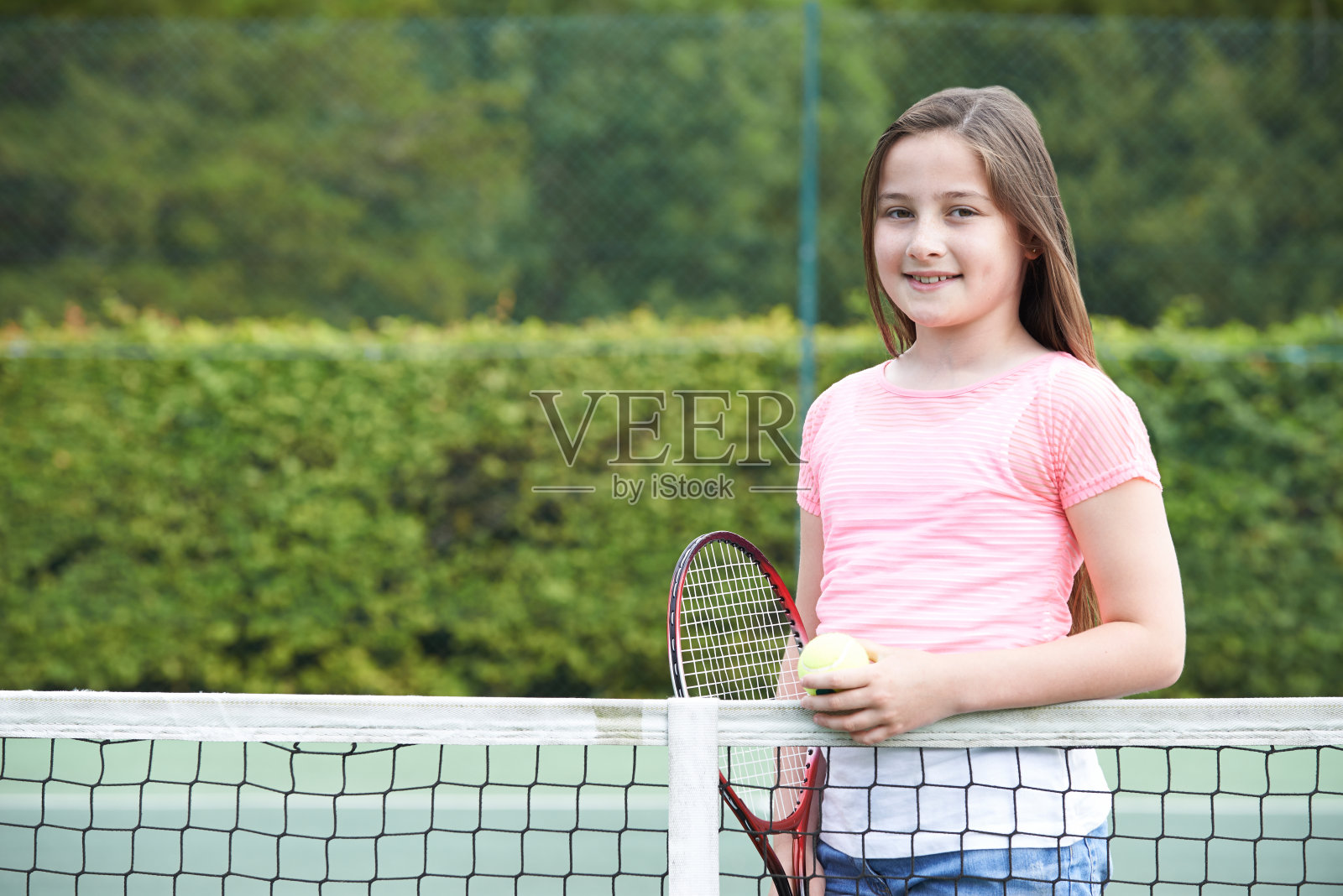 年轻女孩打网球的肖像照片摄影图片