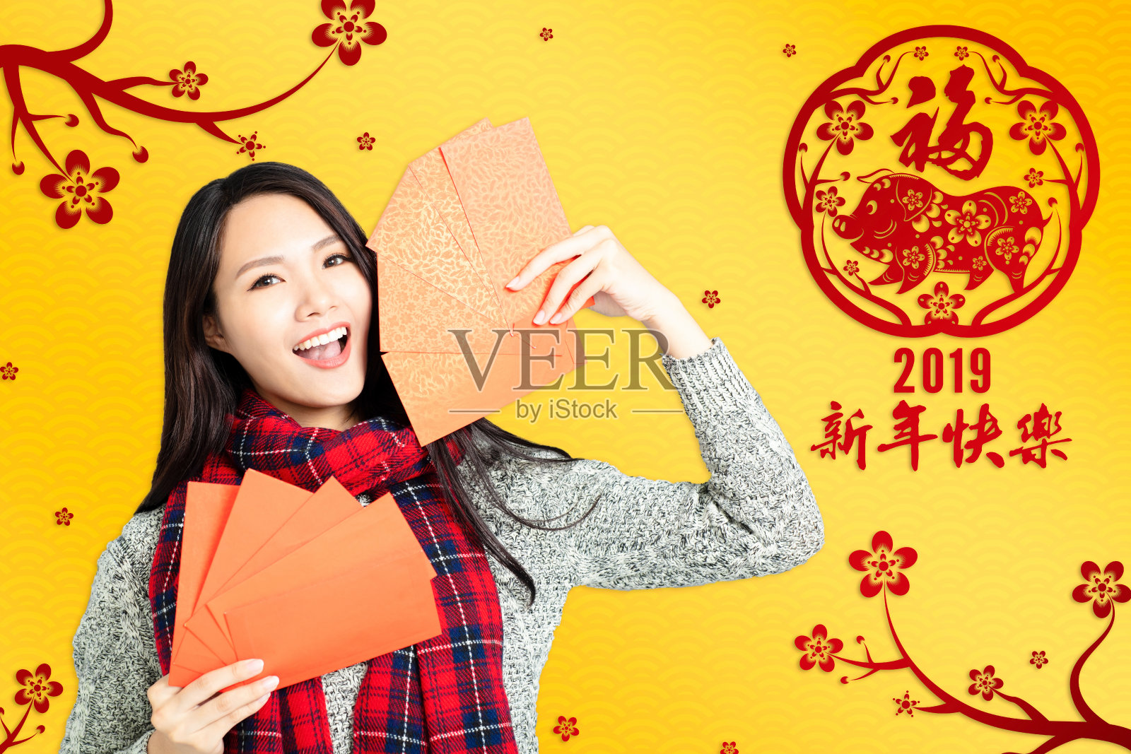 亚洲女子展示春节红包。中文短信新年快乐照片摄影图片