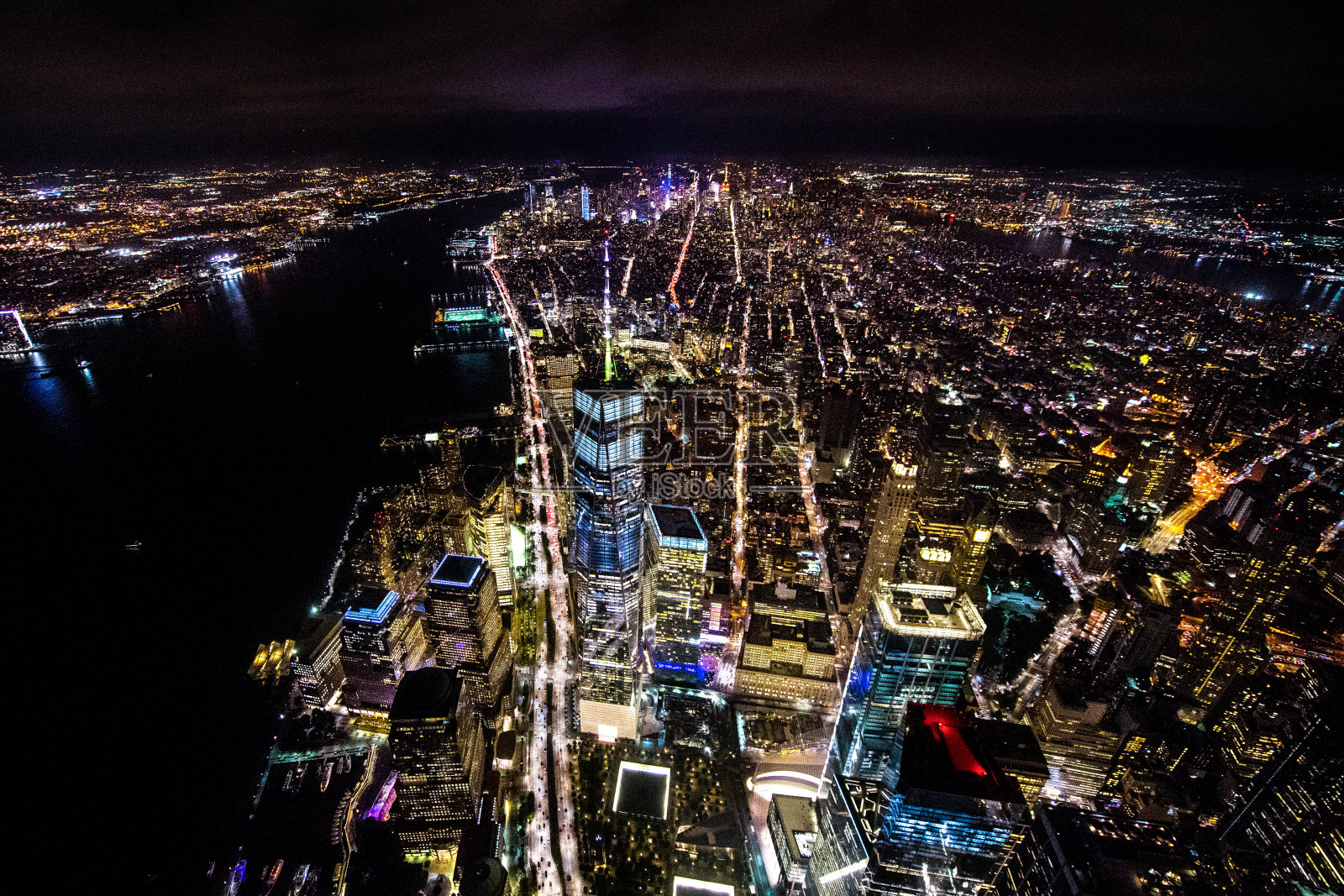 一架直升机在哈德逊河上空拍摄的纽约曼哈顿下城世界贸易中心一号的鸟瞰图照片摄影图片