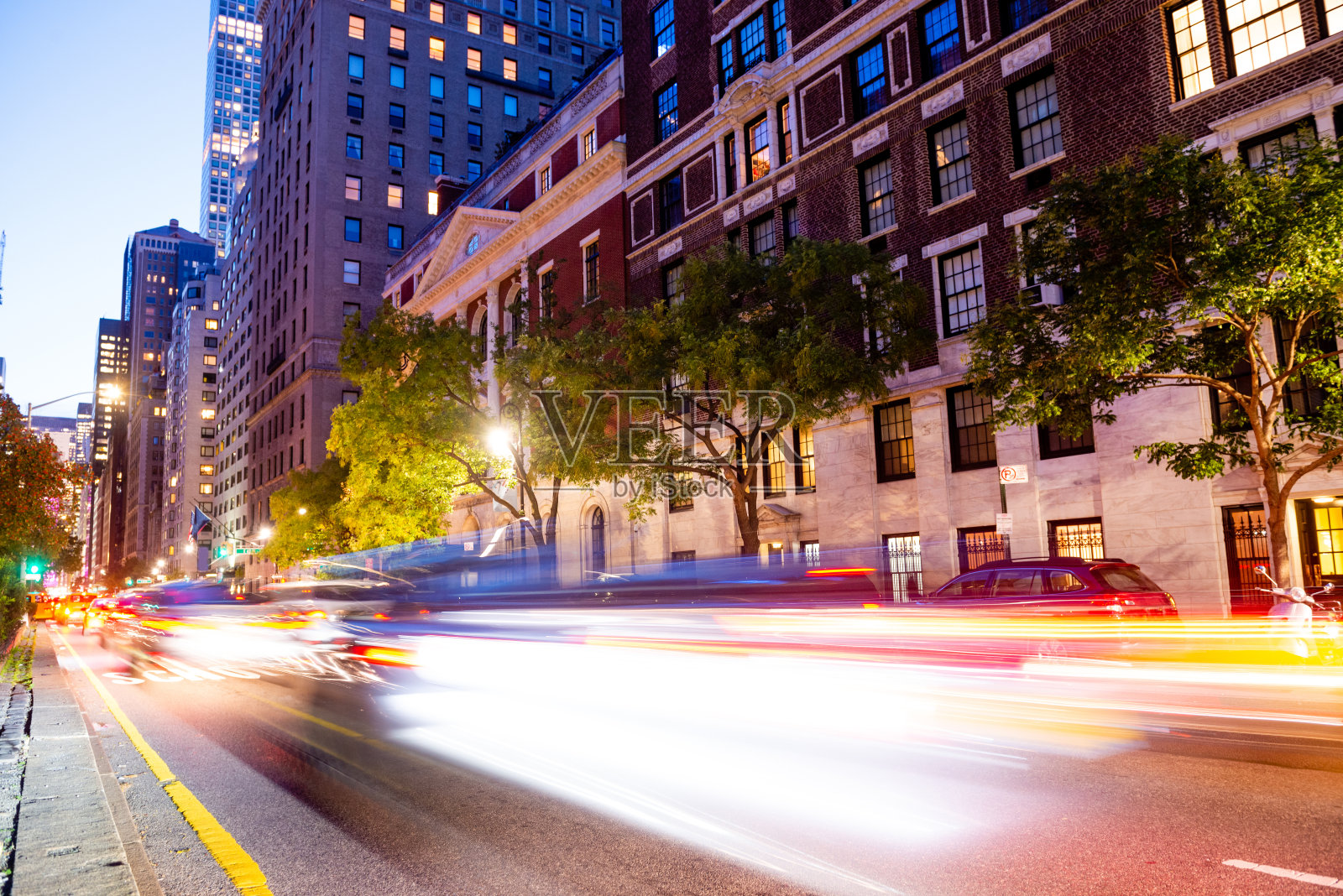 纽约市公园大道夜间长时间暴露在街道交通中照片摄影图片