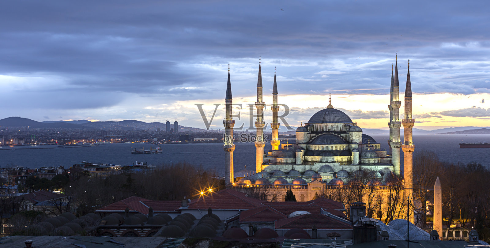 一个美丽和惊人的苏丹艾哈迈德清真寺在日出(蓝色清真寺)-伊斯坦布尔，土耳其照片摄影图片
