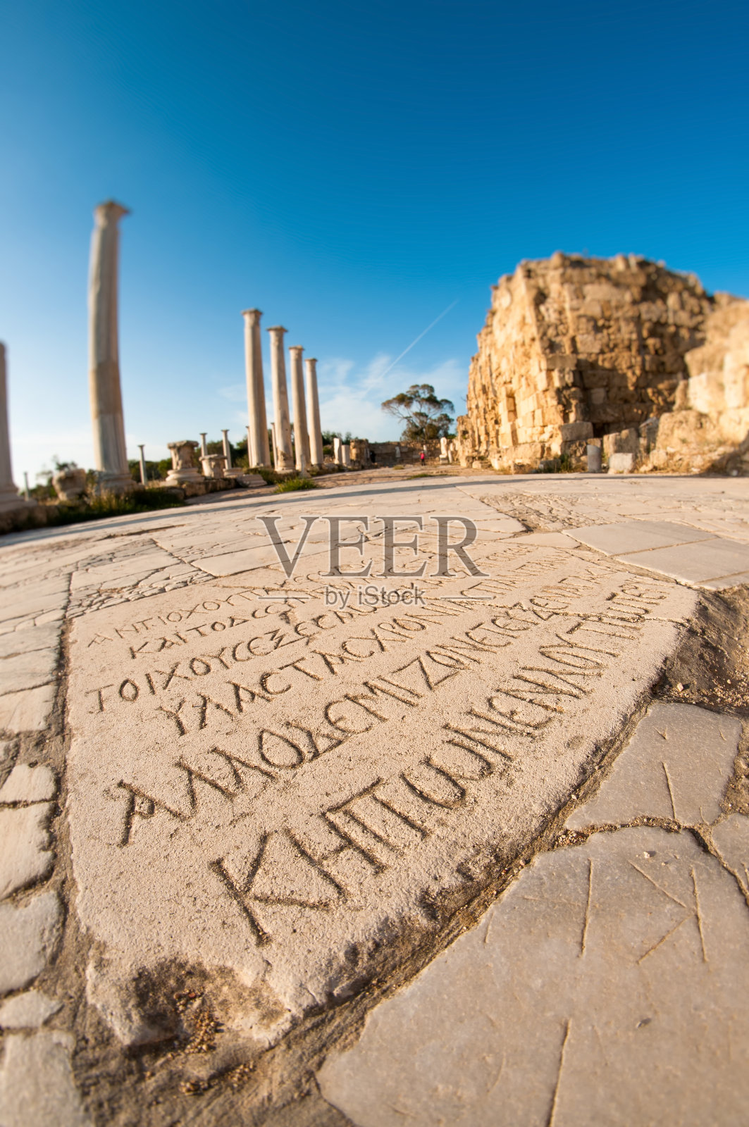 古代希腊铭文。萨拉米斯战役遗址。维奇、塞浦路斯照片摄影图片