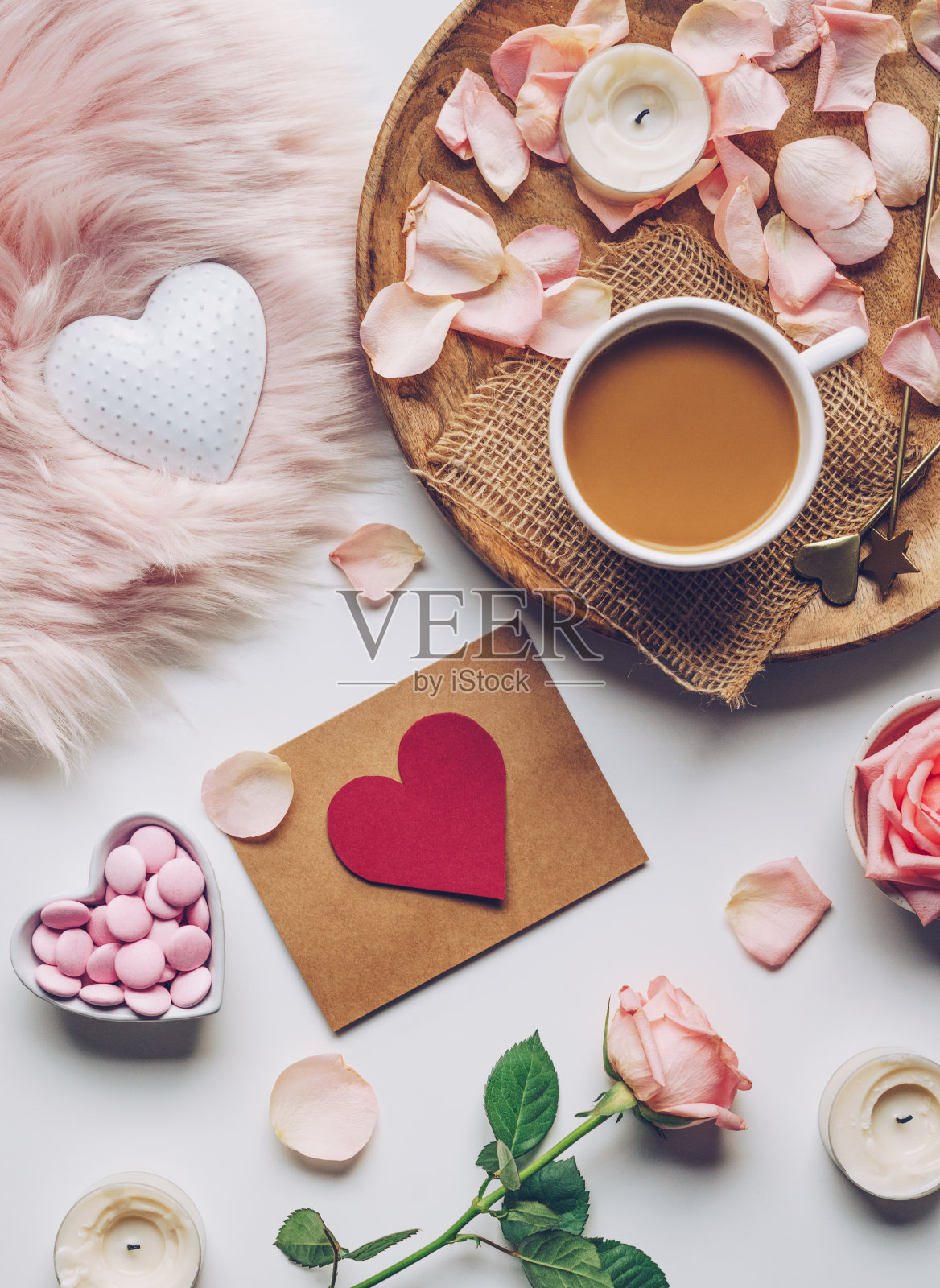 情人节平铺:礼品卡，咖啡和玫瑰花照片摄影图片