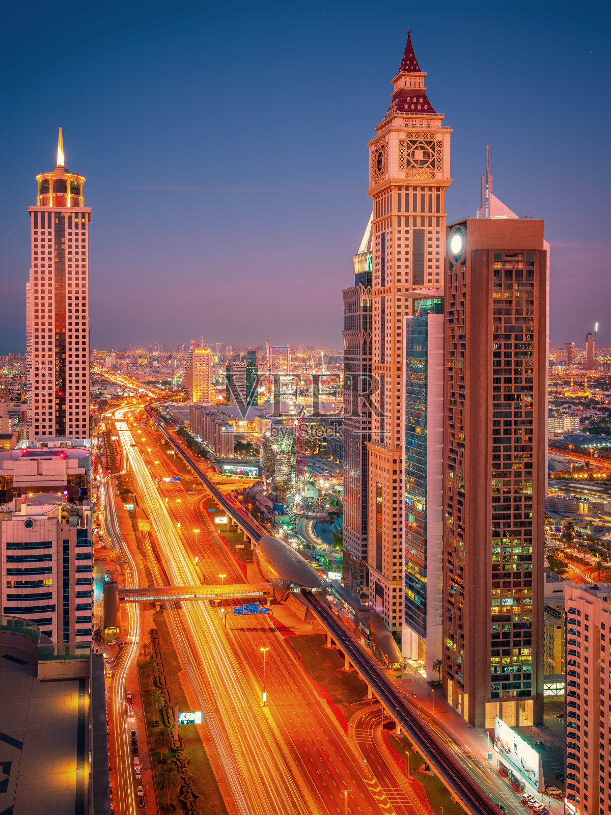 在阿拉伯联合酋长国迪拜，美丽的谢赫扎耶德路和摩天大楼的屋顶视图照片摄影图片