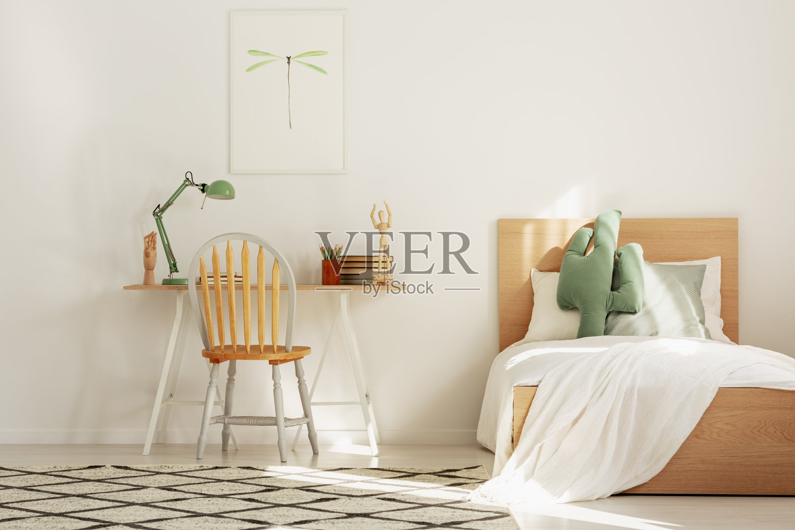 白色和木材斯堪的纳维亚儿童房间与床和工作空间照片摄影图片