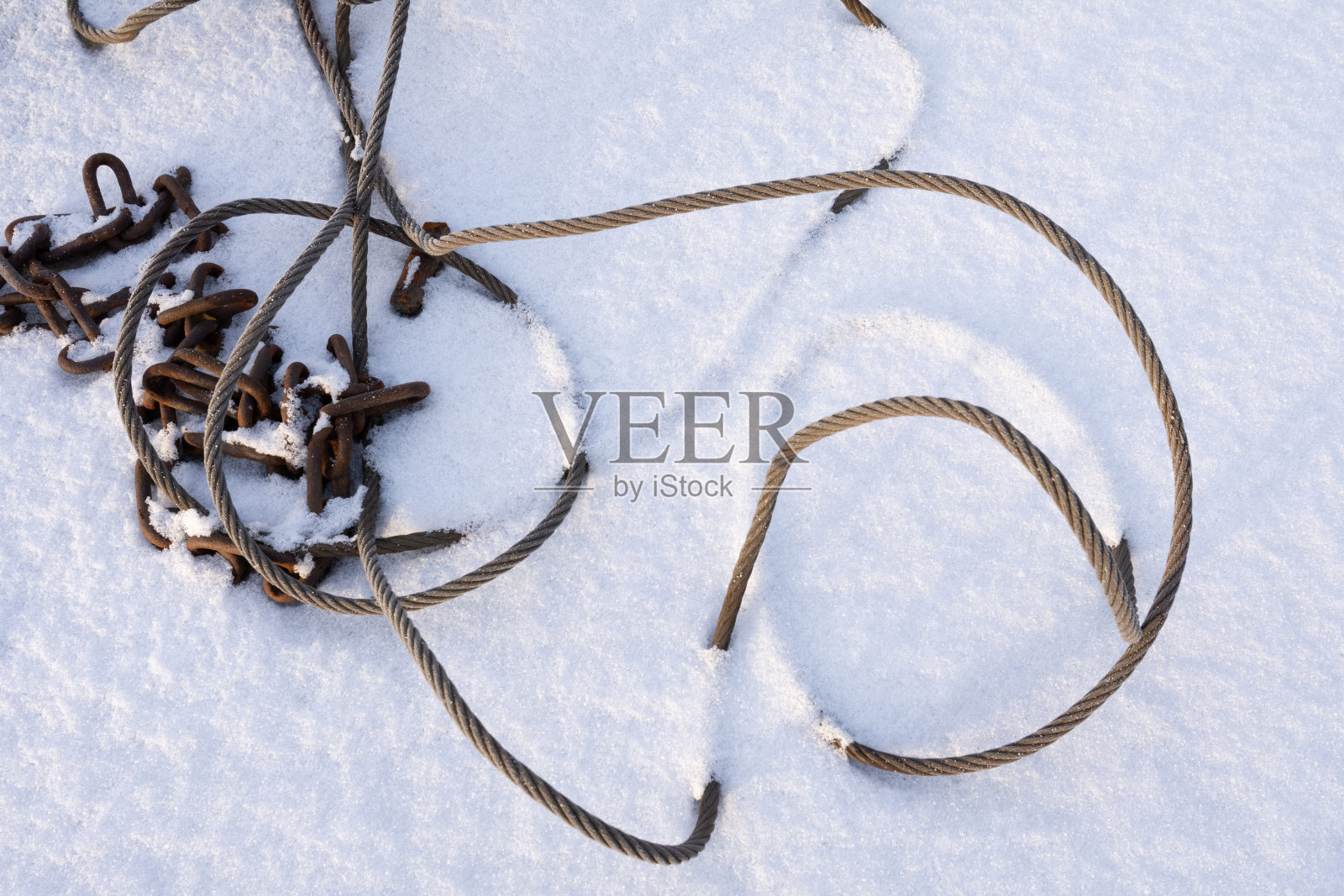 雪中的钢索和生锈的链条照片摄影图片