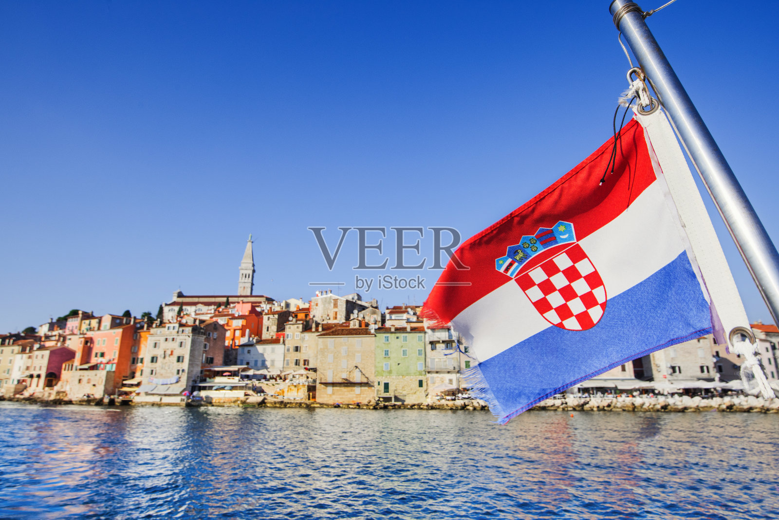 克罗地亚罗维尼镇的克罗地亚国旗。旅游度假的概念照片摄影图片