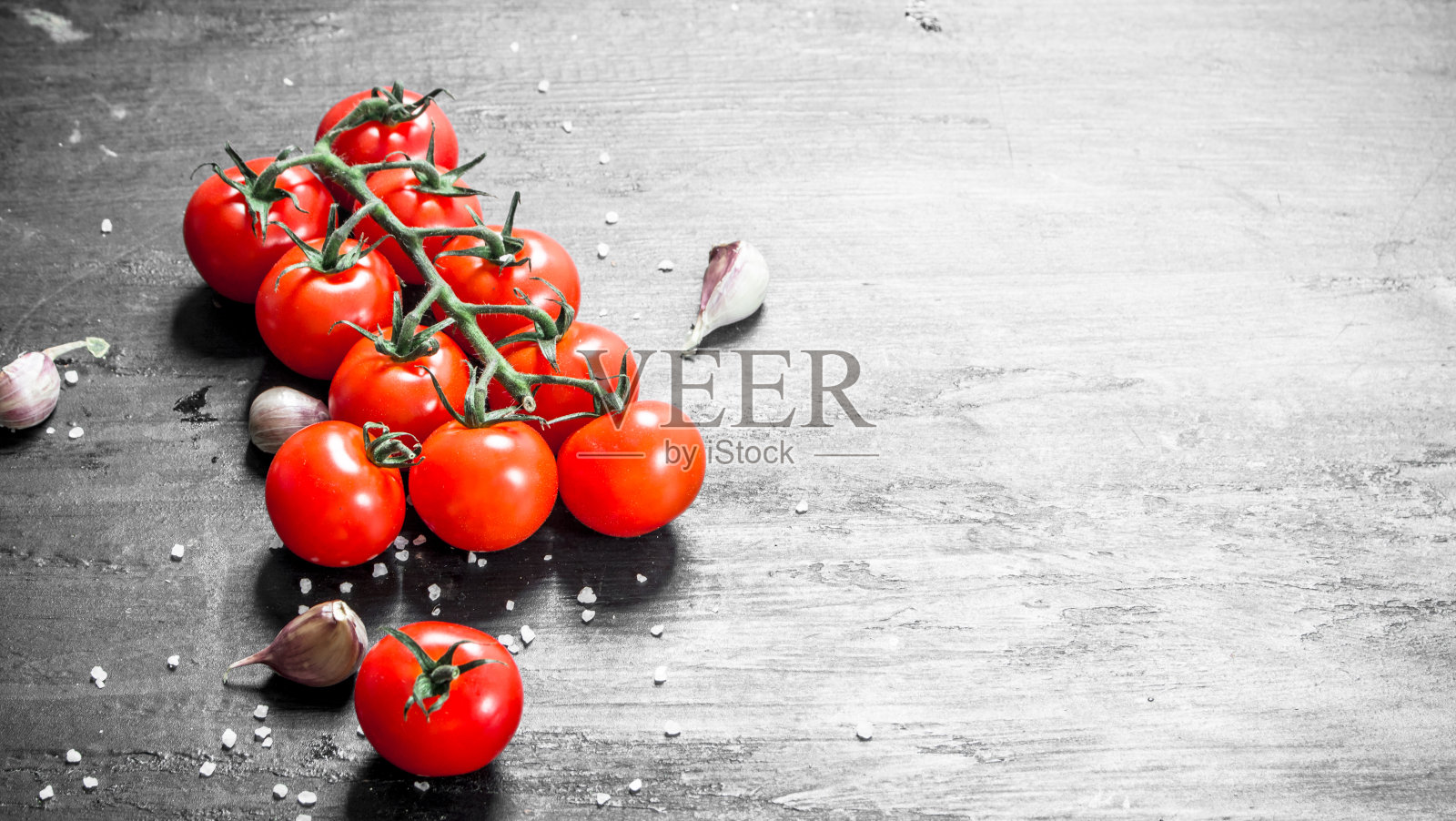 熟透的西红柿加大蒜和盐。照片摄影图片