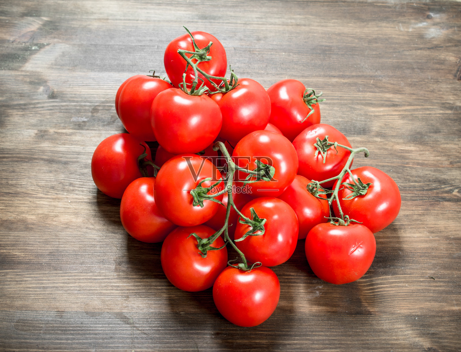 新鲜成熟的西红柿。照片摄影图片