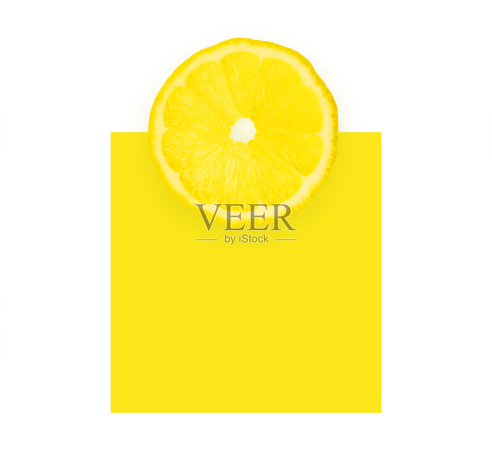 黄色柠檬片在黄色背景孤立在白色，顶视图。柠檬柑橘维生素c概念，夏季明亮成分。照片摄影图片