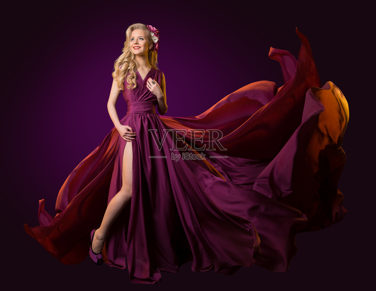 女飞紫裙，时装模特在长飘扬的长裙跳舞照片摄影图片