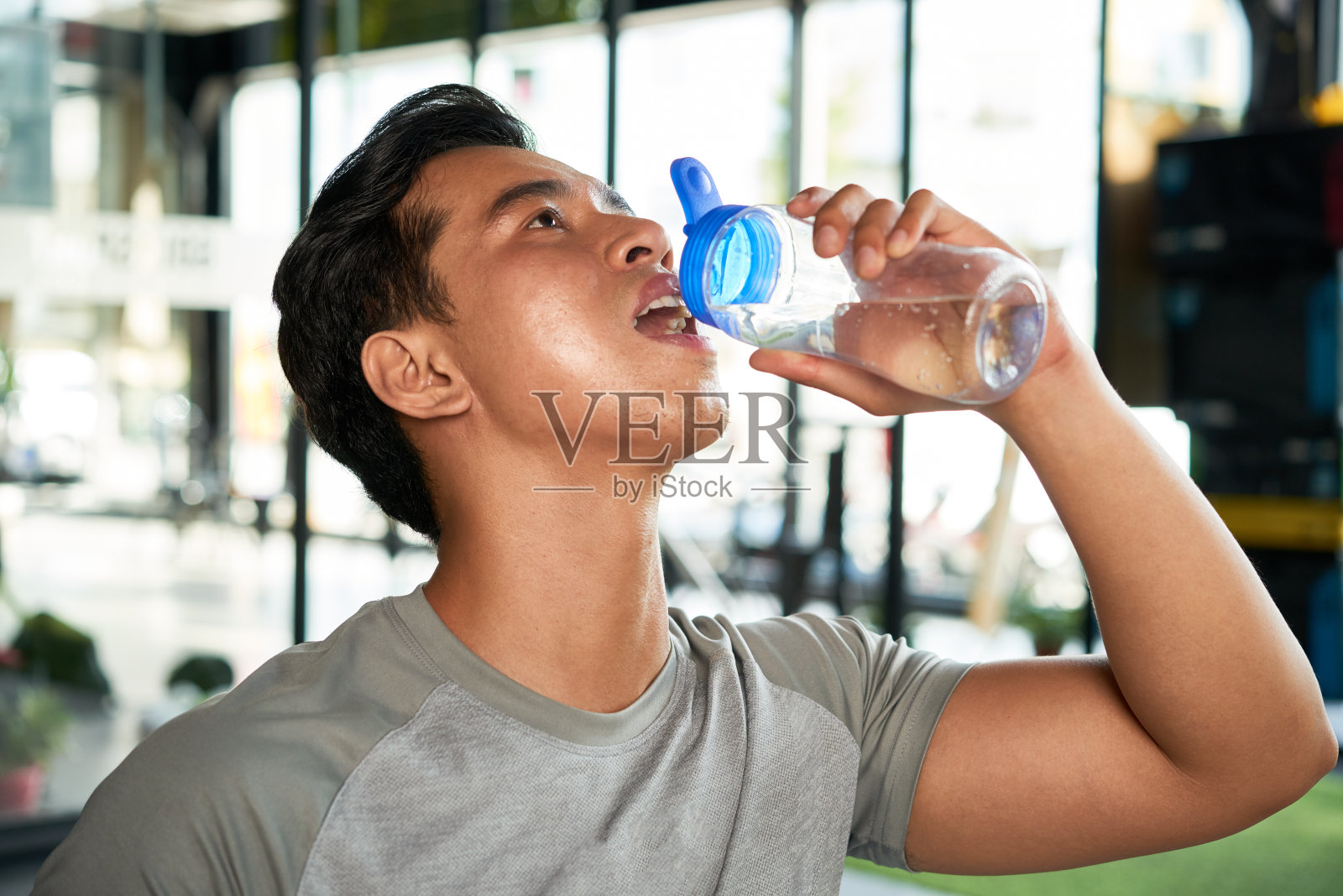 口渴的运动员喝水照片摄影图片