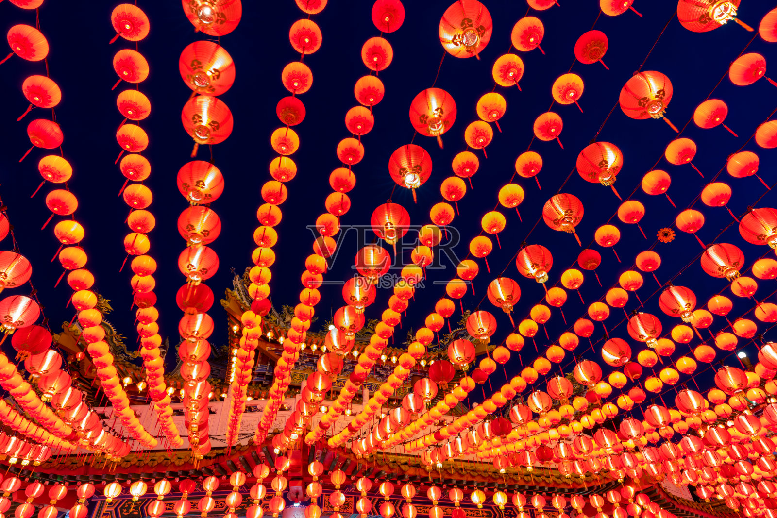 马来西亚吉隆坡的天后宫是中国寺庙的红灯笼装饰。这个地方在庆祝中国新年期间很出名。照片摄影图片
