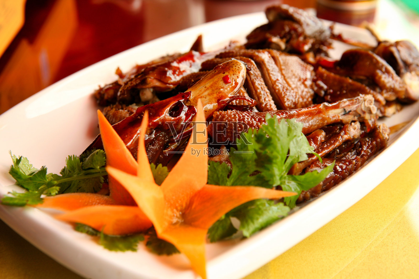 北京烤鸭是中国菜中最著名的菜肴之一。照片摄影图片