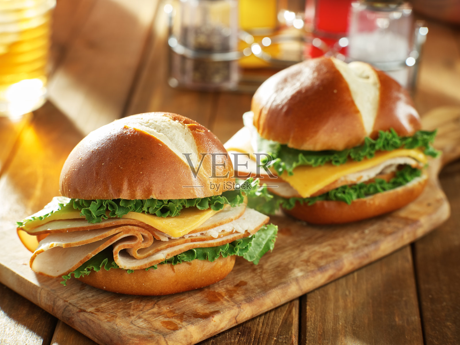 两个火鸡和奶酪三明治配椒盐卷饼照片摄影图片